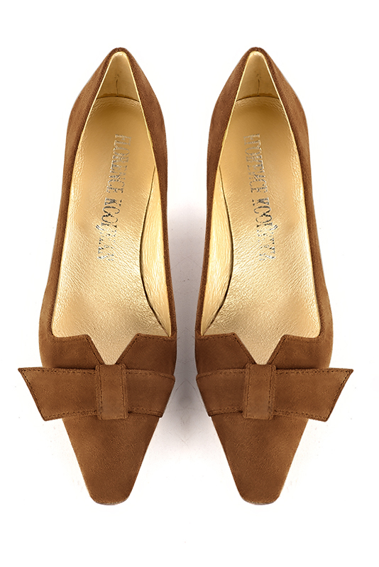Caramel brown women's dress pumps, with a knot on the front. Tapered toe. Low kitten heels. Top view - Florence KOOIJMAN